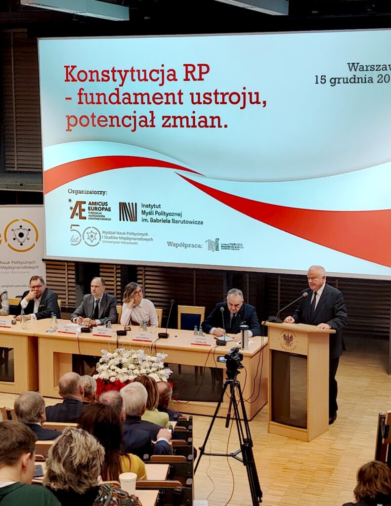 prof. Jaskiernia podczas debaty